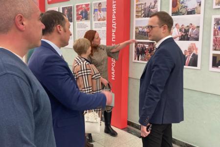 Комсомольцы и коммунисты города Новомосковска Тульской области посетили выставку, посвящённую 30-летию КПРФ в Государственной Думе