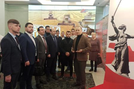 Рязанская делегация посетила выставку в Государственной Думе, посвященную 30-летию КПРФ