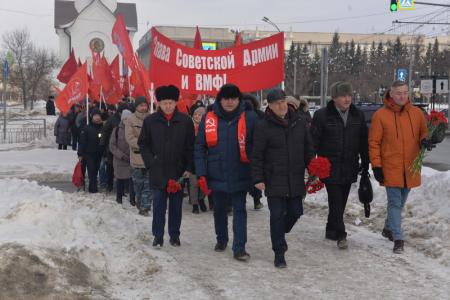 Коммунисты Новосибирской области отметили 105-летие Красной армии шествием и митингом