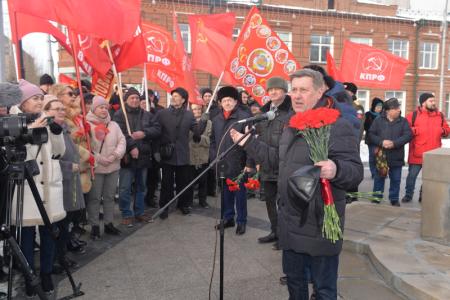 Коммунисты Новосибирской области отметили 105-летие Красной армии шествием и митингом