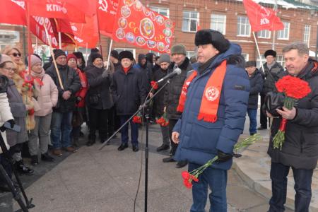 Коммунисты Новосибирской области отметили 105-летие Красной армии шествием и митингом