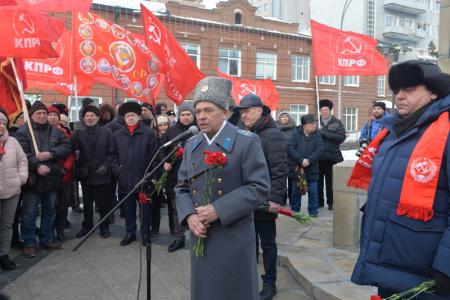 Коммунисты Новосибирской области отметили 105-летие Красной армии шествием и митингом
