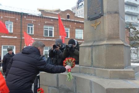 Коммунисты Новосибирской области отметили 105-летие Красной армии шествием и митингом