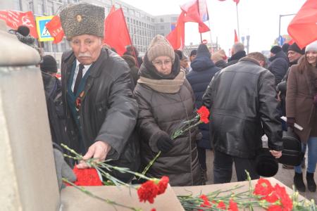 Коммунисты Новосибирской области отметили 105-летие Красной армии шествием и митингом