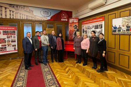 Рязанская делегация посетила выставку в Государственной Думе, посвященную 30-летию КПРФ