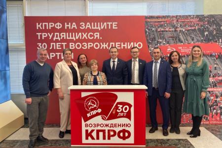 Комсомольцы и коммунисты города Новомосковска Тульской области посетили выставку, посвящённую 30-летию КПРФ в Государственной Думе