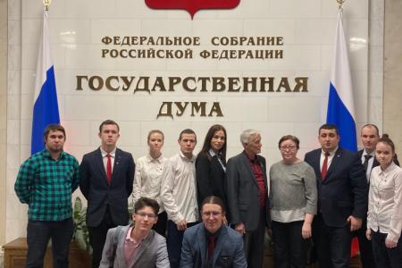 Комсомольцы и коммунисты Калужской области посетили выставку, посвящённую 30-летию КПРФ в Государственной Думе