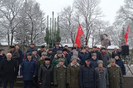 В Пскове делегация КПРФ возложила цветы к Могиле неизвестного солдата