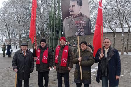 В Пскове делегация КПРФ возложила цветы к Могиле неизвестного солдата