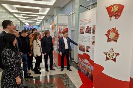 Руководство ЦК ЛКСМ РФ посетило выставку: "КПРФ на защите трудящихся. 30 лет возрождению партии"