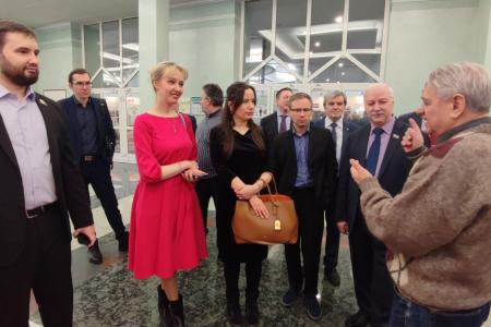 Депутаты фракции КПРФ в Мосгордуме посетили выставку, посвящённую 30-летию воссоздания Коммунистической партии Российской Федерации