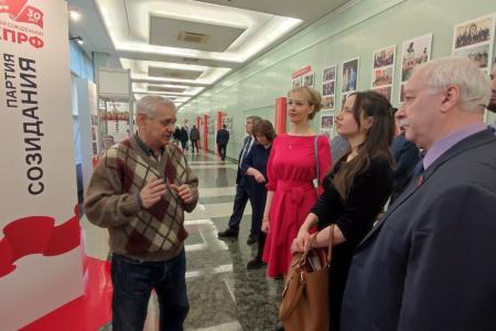 Депутаты фракции КПРФ в Мосгордуме посетили выставку, посвящённую 30-летию воссоздания Коммунистической партии Российской Федерации
