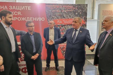 Депутаты фракции КПРФ в Мосгордуме посетили выставку, посвящённую 30-летию воссоздания Коммунистической партии Российской Федерации