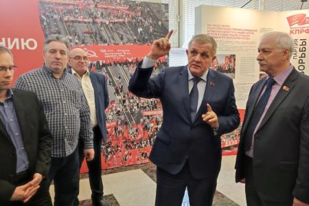 Депутаты фракции КПРФ в Мосгордуме посетили выставку, посвящённую 30-летию воссоздания Коммунистической партии Российской Федерации