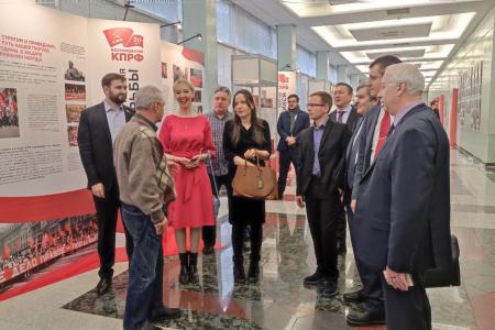 Депутаты фракции КПРФ в Мосгордуме посетили выставку, посвящённую 30-летию воссоздания Коммунистической партии Российской Федерации