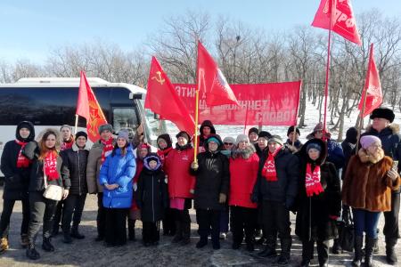 Коммунисты отпраздновали 101-ю годовщину Победы Народно-революционной Армии на сопке Июнь-Корань под Волочаевкой