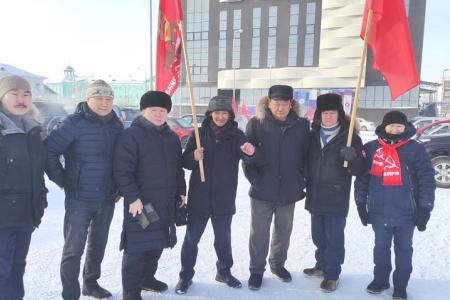 Коммунисты Якутии организованно отметили 105-ю годовщину Советской Армии и Военно-Морского Флота