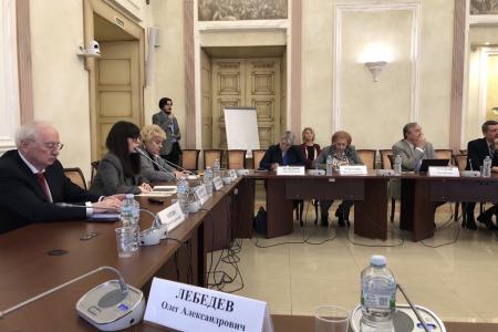 Олег Лебедев выступил в Общественной палате РФ на круглом столе, посвящённом экологическим проблемам гибели пчёл