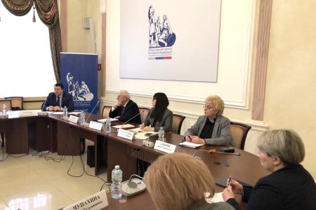 Олег Лебедев выступил в Общественной палате РФ на круглом столе, посвящённом экологическим проблемам гибели пчёл