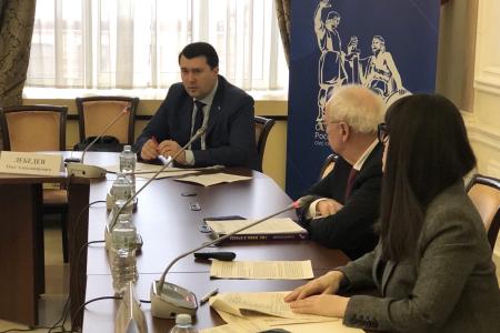 Олег Лебедев выступил в Общественной палате РФ на круглом столе, посвящённом экологическим проблемам гибели пчёл