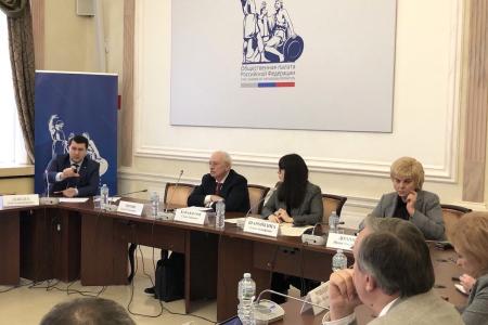 Олег Лебедев выступил в Общественной палате РФ на круглом столе, посвящённом экологическим проблемам гибели пчёл