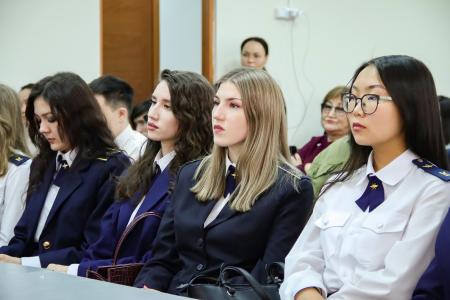 Лидер якутских коммунистов Виктор Губарев с народными депутатами принял участие в работе «круглого стола» молодежного клуба «С чего начинается Родина»