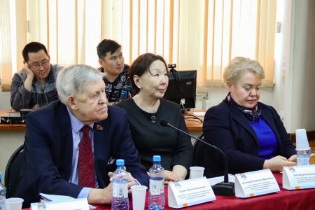 Лидер якутских коммунистов Виктор Губарев с народными депутатами принял участие в работе «круглого стола» молодежного клуба «С чего начинается Родина»