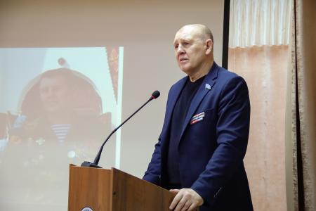Лидер якутских коммунистов Виктор Губарев с народными депутатами принял участие в работе «круглого стола» молодежного клуба «С чего начинается Родина»