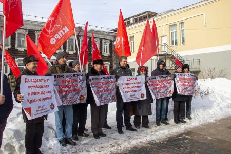 Томские коммунисты отметили пикетом День Советской Армии и Военно-морского флота