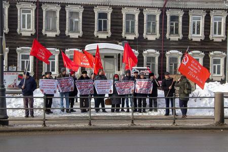 Томские коммунисты отметили пикетом День Советской Армии и Военно-морского флота