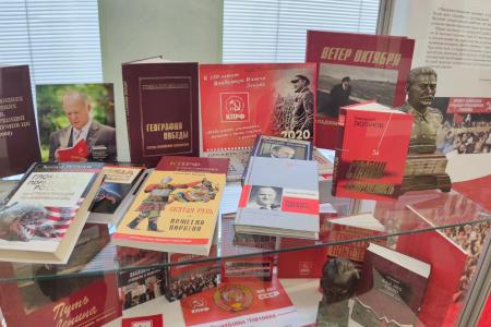 Комсомольцы городских округов Балашиха и Жуковский Московской области посетили выставку «Тридцать лет возрождению партии КПРФ» в Госдуме