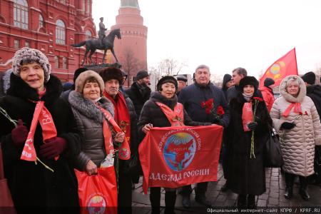 Под Красным Знаменем Сталинграда – к новым победам!