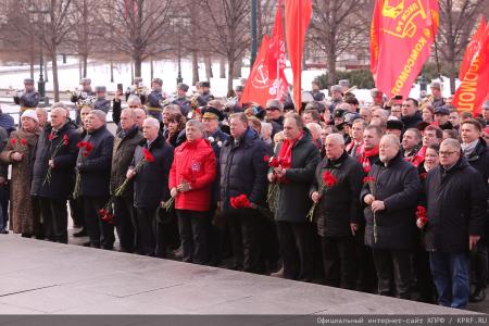 Под Красным Знаменем Сталинграда – к новым победам!