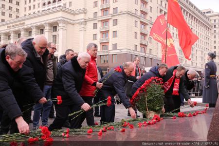 Под Красным Знаменем Сталинграда – к новым победам!