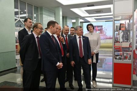 В стенах Государственной Думы по инициативе фракции коммунистов открывается выставка к 30-летию возрождения нашей партии