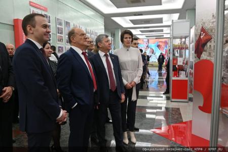 В стенах Государственной Думы по инициативе фракции коммунистов открывается выставка к 30-летию возрождения нашей партии