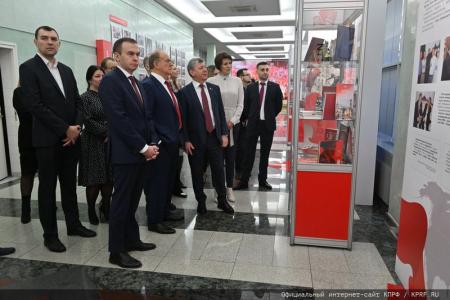 В стенах Государственной Думы по инициативе фракции коммунистов открывается выставка к 30-летию возрождения нашей партии