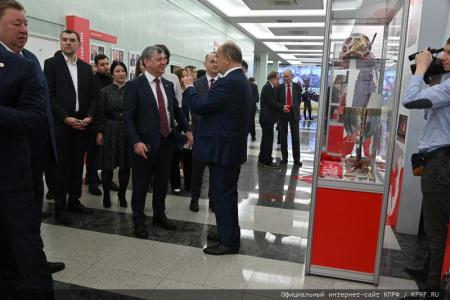 В стенах Государственной Думы по инициативе фракции коммунистов открывается выставка к 30-летию возрождения нашей партии