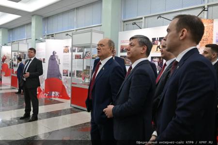 В стенах Государственной Думы по инициативе фракции коммунистов открывается выставка к 30-летию возрождения нашей партии