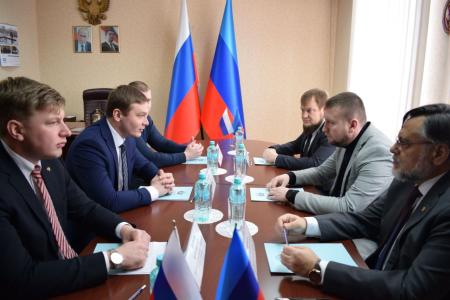 Глава Хакасии Валентин Коновалов находится в командировке в ЛНР: проведение рабочих встреч с первыми лицами, гуманитарная миссия