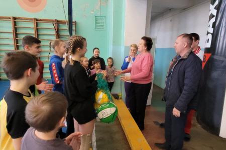 Лидер коммунистов Волгоградской области Тамара Головачева вручила подарки юным спортсменам