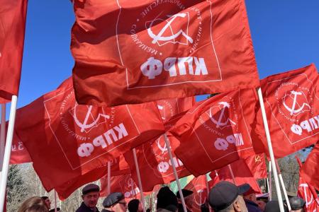 В Крыму состоялся праздничный митинг КПРФ, посвящённый Дню Советской Армии и Военно-Морского флота