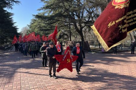 В Крыму состоялся праздничный митинг КПРФ, посвящённый Дню Советской Армии и Военно-Морского флота