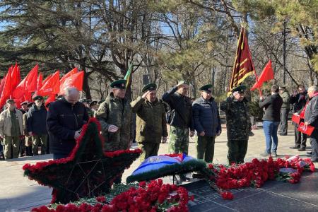 В Крыму состоялся праздничный митинг КПРФ, посвящённый Дню Советской Армии и Военно-Морского флота