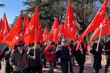 В Крыму состоялся праздничный митинг КПРФ, посвящённый Дню Советской Армии и Военно-Морского флота