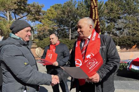 В Крыму состоялся праздничный митинг КПРФ, посвящённый Дню Советской Армии и Военно-Морского флота