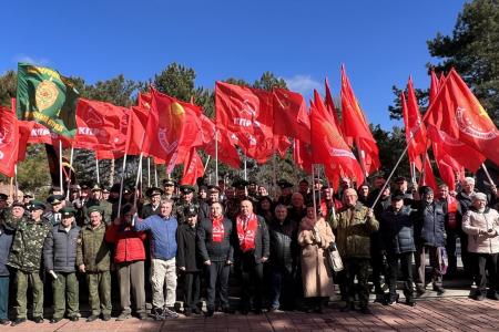 В Крыму состоялся праздничный митинг КПРФ, посвящённый Дню Советской Армии и Военно-Морского флота