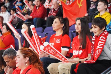 Екатеринбург. Команда МФК "КПРФ" победила в матче с командой "Газпром-Югра" со счётом 7:5