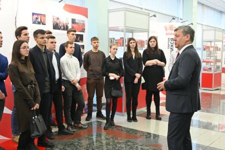 Д.Г. Новиков представил молодежной делегации из Московской области выставку в Госдуме, посвященную 30-летию возрождения нашей партии