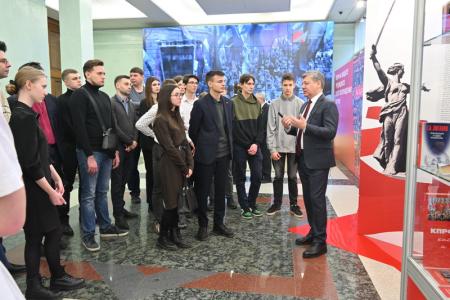 Д.Г. Новиков представил молодежной делегации из Московской области выставку в Госдуме, посвященную 30-летию возрождения нашей партии